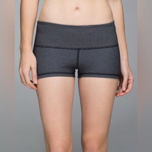 Lululemon Boogie Short Cross Stitch Black White Size 2